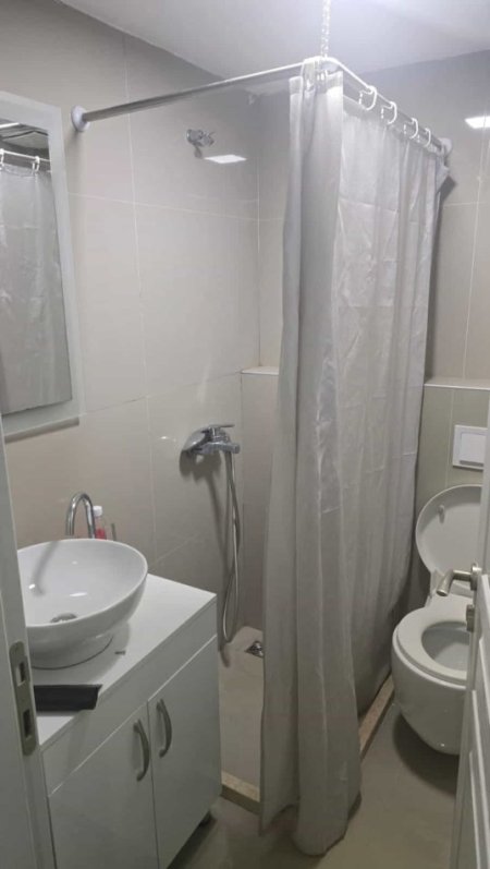 Tirane, jepet me qera apartament 1+1+Ballkon Kati 1, 60 m² 500 € (rruga e kavajes)
