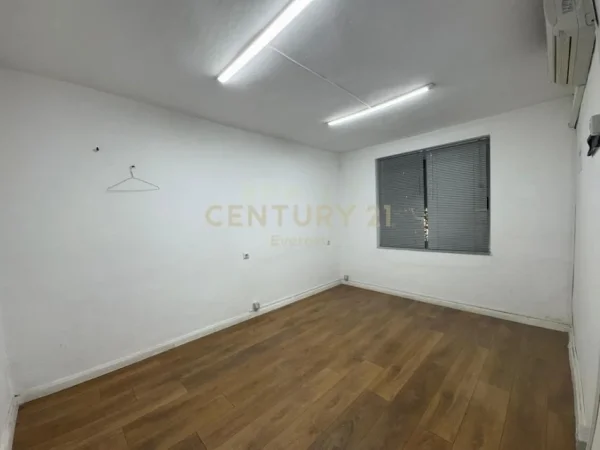 Tirane, jepet me qera zyre Kati 1, 50 m² 450 € 