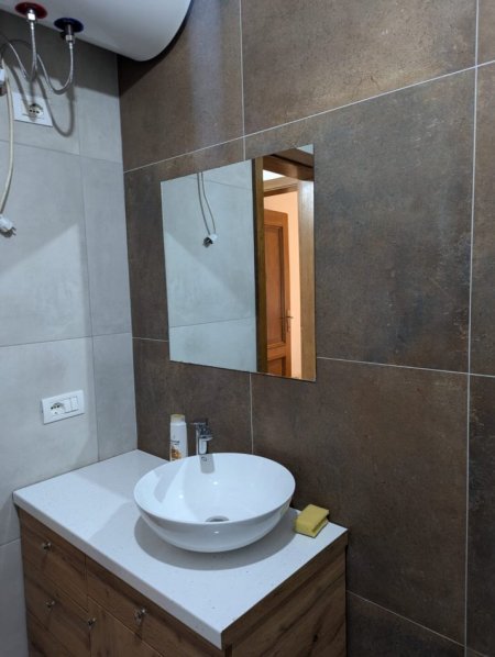 Tirane, jepet me qera apartament 2+1 Kati 2, 86 m² 700 €