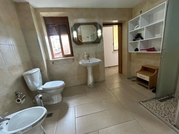 Tirane, jepet me qera apartament 2+1+Ballkon Kati 3, 120 m² 600 € (Pazari i Ri)