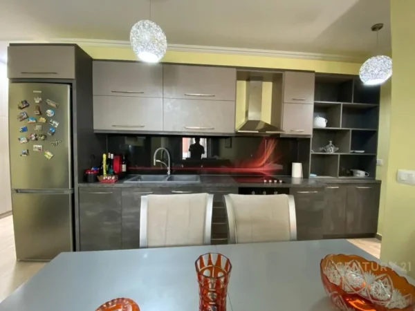 Tirane, jepet me qera apartament 1+1 Kati 2, 80 m² 800 € 