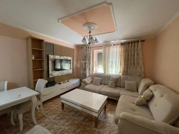 Tirane, jepet me qera apartament 2+1 Kati 1, 75 m² 550 € 