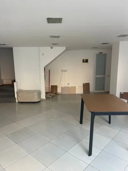 Tirane, jepet me qera ambjent biznesi duplex Kati 0, 40 m² 600 €,Delijorgji