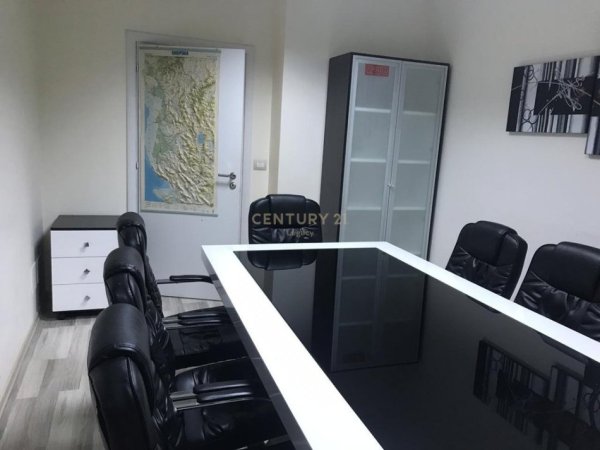 Tirane, jepet me qera zyre Kati 3, 97 m² 900 € 