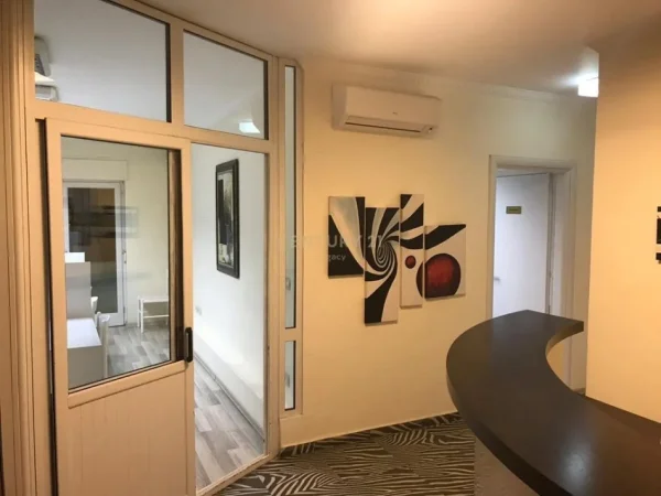 Tirane, jepet me qera zyre Kati 3, 97 m² 900 € 