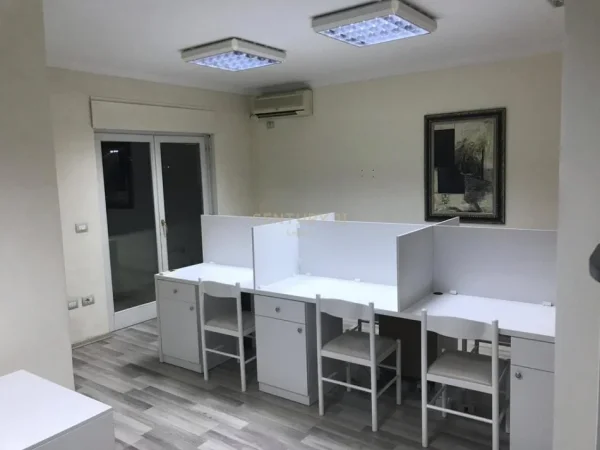 Tirane, jepet me qera zyre Kati 3, 97 m² 900 € 