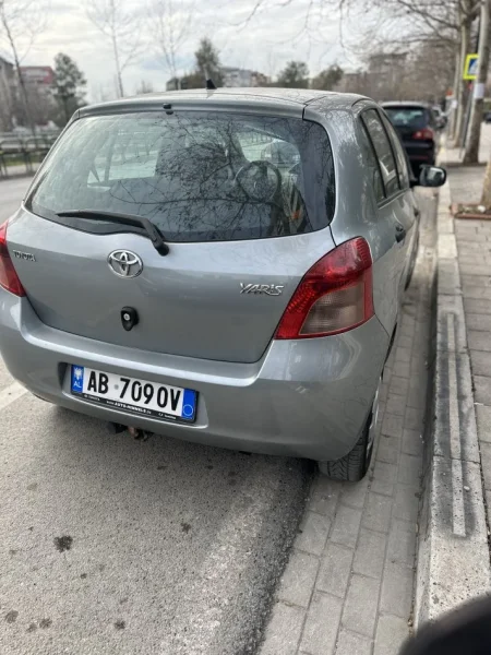 Tirane, shes makine Toyata yaris Nafte, gri metalizato manuale Kondicioner 200.000 km 3.950 €