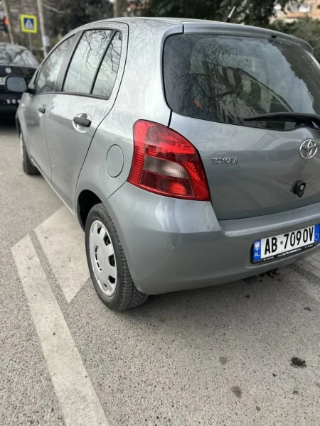 Tirane, shes makine Toyata yaris Nafte, gri metalizato manuale Kondicioner 200.000 km 3.950 €