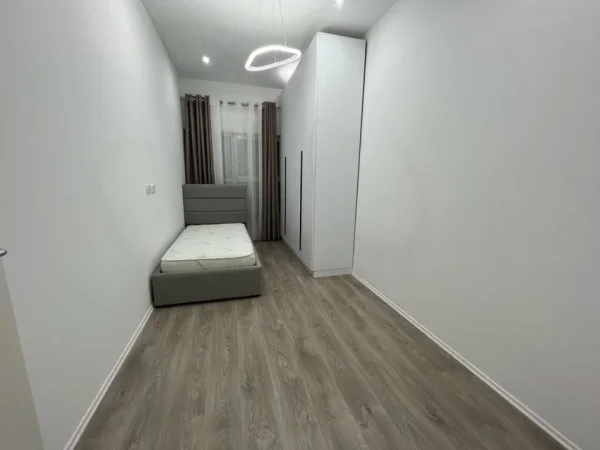Tirane, jepet me qera apartament 2+1 Kati 3, 100 m² 450 € (Ali Demi)