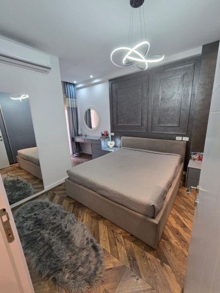 Tirane, shitet apartament 2+1+Ballkon Kati 5, 90 m² 180.000 € (Perball amarikan 3 Golden prak 3)