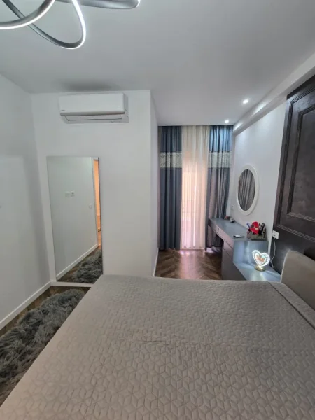 Tirane, shitet apartament 2+1+Ballkon Kati 5, 90 m² 180.000 € (Perball amarikan 3 Golden prak 3)