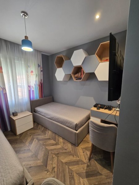 Tirane, shitet apartament 2+1+Ballkon Kati 5, 90 m² 180.000 € (Perball amarikan 3 Golden prak 3)