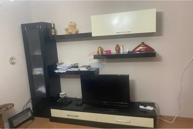 Tirane, jepet me qera apartament 1+1 Kati 5, 60 m² 350 € (PORCELAN)