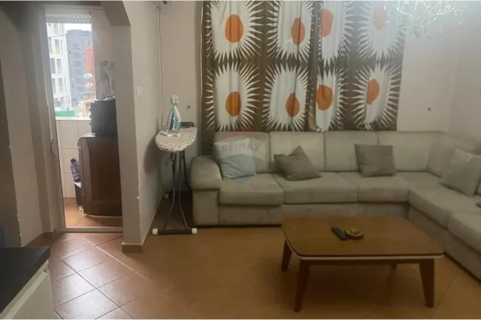 Tirane, jepet me qera apartament 1+1 Kati 5, 60 m² 350 € (PORCELAN)