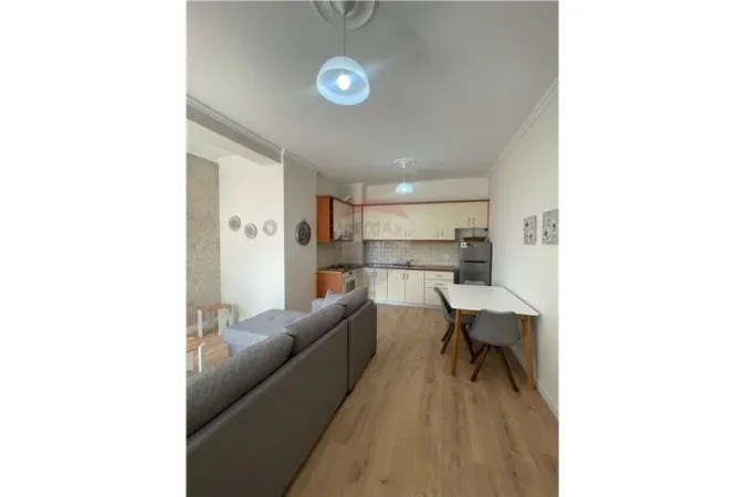 Tirane, jepet me qera apartament 1+1 , 60 m² 450 € (ASTIR)