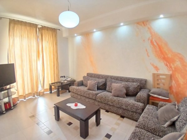 Tirane, jepet me qera apartament 1+1+Ballkon Kati 4, 65 m² 500 € (Bllok)