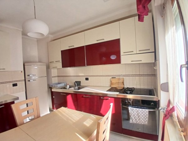 Tirane, jepet me qera apartament 1+1+Ballkon Kati 4, 65 m² 500 € (Bllok)