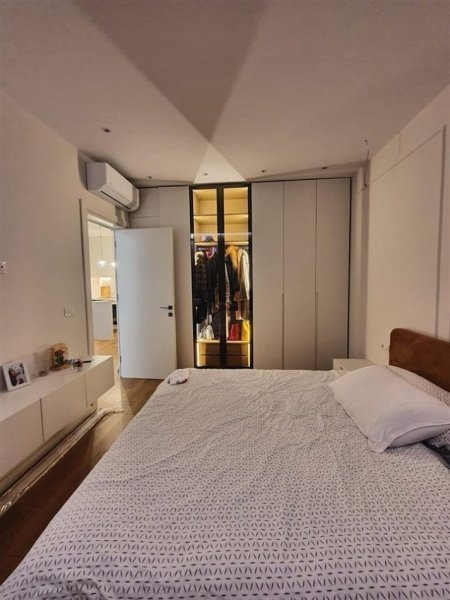 Tirane, jepet me qera apartament 1+1+Ballkon Kati 5, 70 m² 700 € (Rruga ndre mjeda)