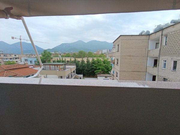 Tirane, jepet me qera apartament 1+1+Aneks+Ballkon Kati 4, 65 m² 450 € (Pran Spitalit Nen Tereza)