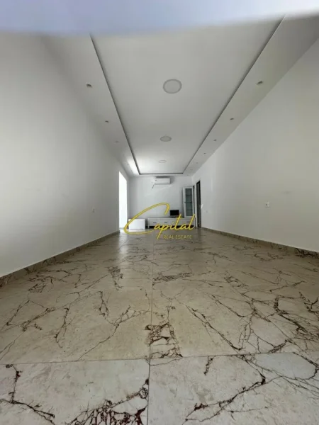 Tirane, shitet dyqan Kati 0, 80 m² 440.000 € (21 DHJETORI)