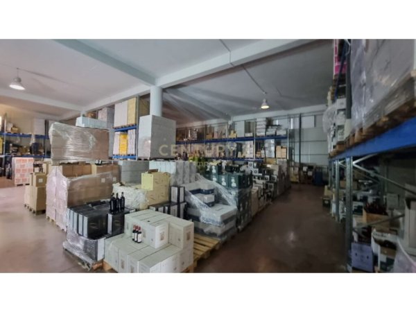 Tirane, jepet me qera magazine Kati 0, 700 m² 2.500 € 