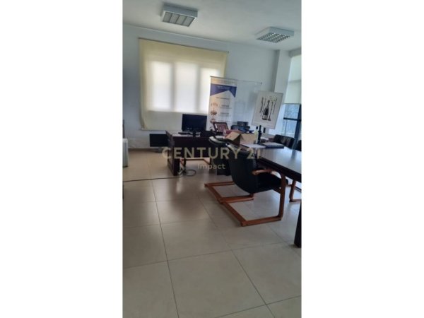 Tirane, jepet me qera magazine Kati 0, 700 m² 2.500 € 