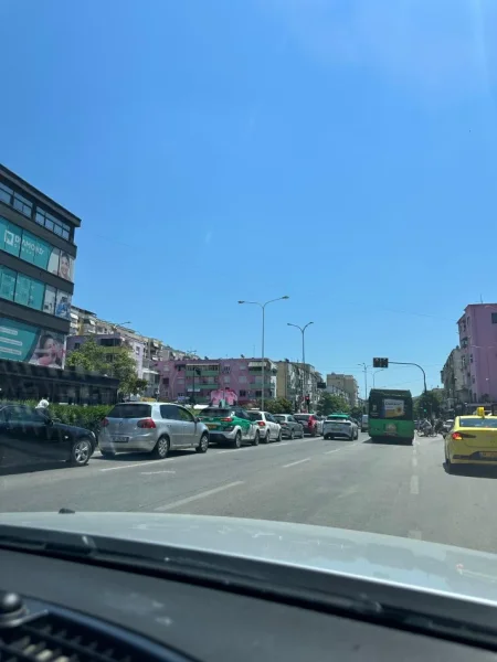 Tirane, jepet me qera garsonier , 300 € 