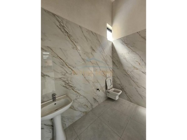 Durres, jepet me qera ambjent biznesi , 400 m² 1.500 € (URA DAJLANIT,DURRES)