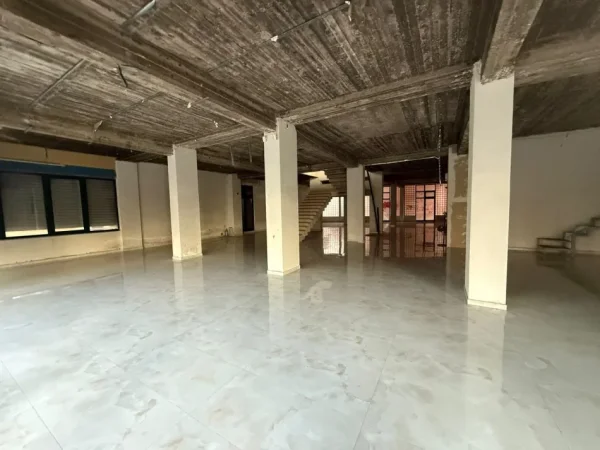 Tirane, jepet me qera ambjent biznesi Kati 0, 1.000 m² (Komuna e Parisit)