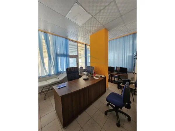 Durres, jepet me qera ambjent biznesi Kati 1, 1.200 m² 5.000 € 