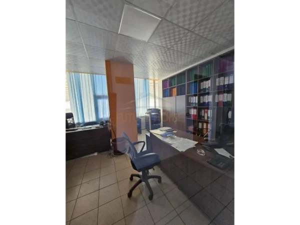 Durres, jepet me qera ambjent biznesi Kati 1, 1.200 m² 5.000 € 