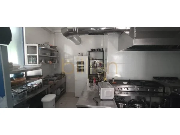 Tirane, jepet me qera dyqan , 150 m² 2.500 €