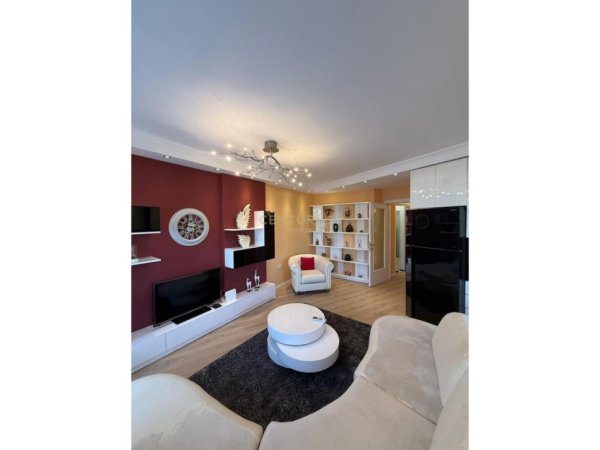 Tirane, jepet me qera apartament 3+1 Kati 4, 120 m² 850 € (ALI DEMI)
