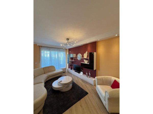 Tirane, jepet me qera apartament 3+1 Kati 4, 120 m² 850 € (ALI DEMI)