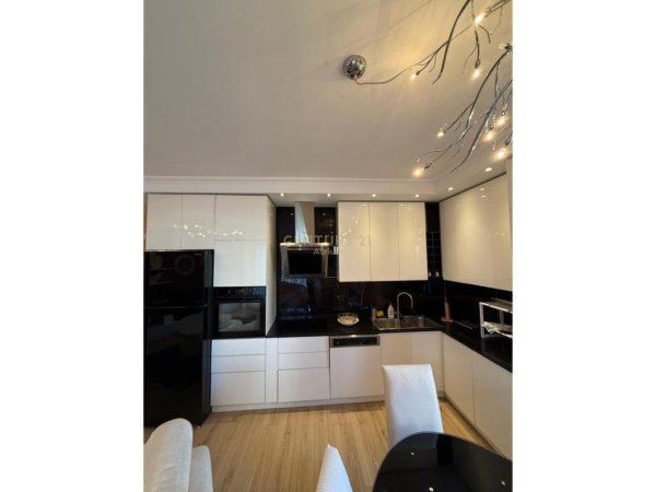 Tirane, jepet me qera apartament 3+1 Kati 4, 120 m² 850 € (ALI DEMI)