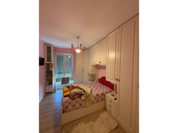 Tirane, jepet me qera apartament 3+1 Kati 4, 120 m² 850 € (ALI DEMI)