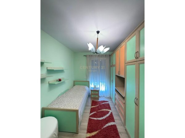 Tirane, jepet me qera apartament 3+1 Kati 4, 120 m² 850 € (ALI DEMI)