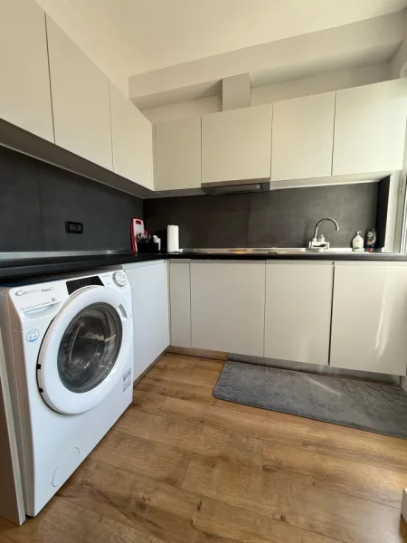 Tirane, jepet me qera apartament 1+1+Ballkon Kati 4, 75 m² 700 € (Komuna e Parisit)