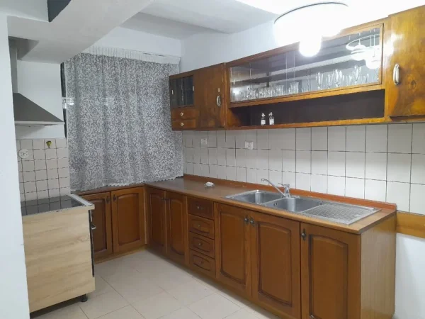 Tirane, Jepet me Qera Apartament 1+1 , Mundesi per Airbnb , Tek Sheshi Skenderbej , Kafe Flora  Kati 2, 60 m² 600 € (Kafe Flora)