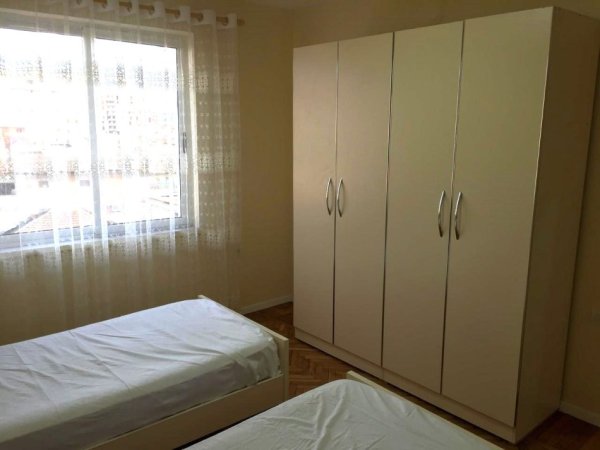 Tirane, jepet me qera apartament 2+1 Kati 5, 77 m² 510 € (Rruga Ferit Xhajko)