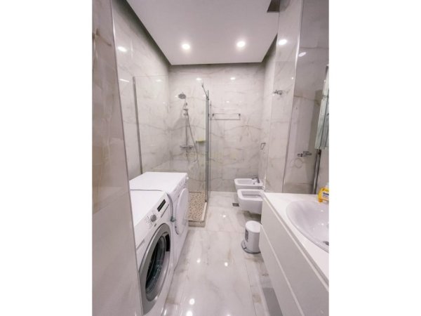 Tirane, jepet me qera apartament 2+1 Kati 2, 130 m² 1.200 € (Pazari i Ri)