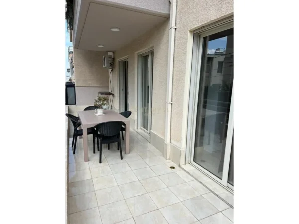 Tirane, jepet me qera apartament 1+1+Ballkon Kati 2, 80 m² 550 € (RRUGA PETI)