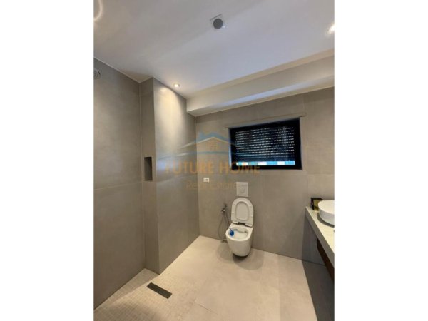 Tirane, shitet apartament duplex Dublex , 227 m²