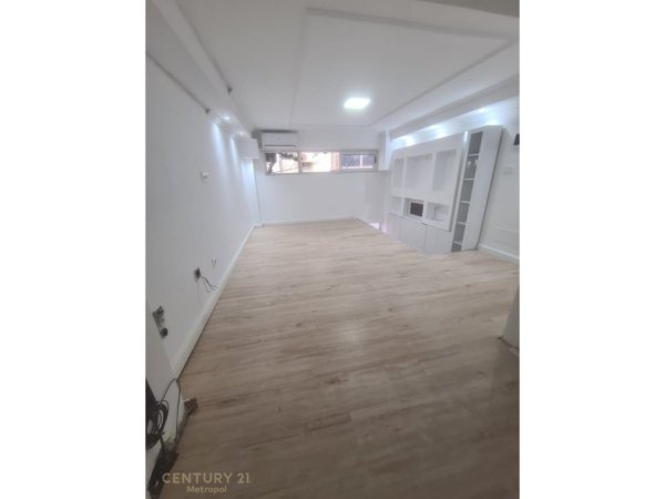 Tirane, jepet me qera ambjent biznesi Kati 0, 36 m² 900 € (Bllok Tiranë)