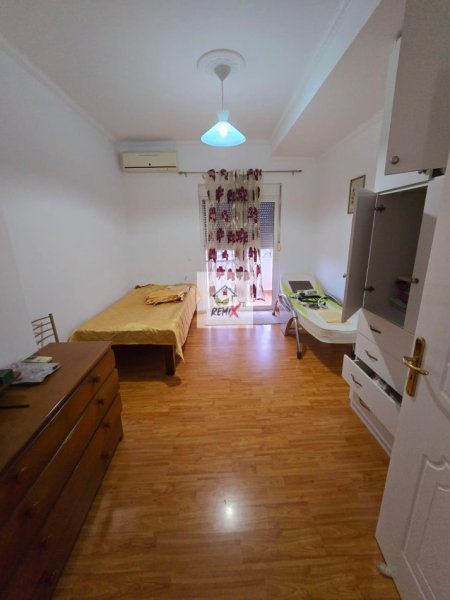 Durres, jepet me qera Vile 1+1+Aneks+Ballkon Kati 2, 350 €