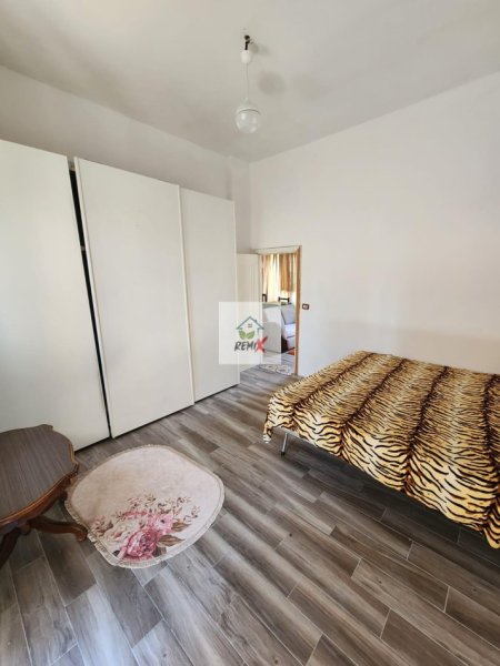Durres, jepet me qera shtepi 2+1+Ballkon Kati 1, 300 €