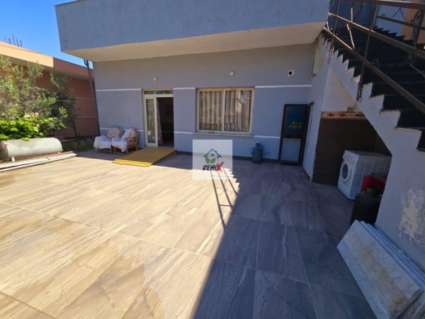 Durres, jepet me qera shtepi 2+1+Ballkon Kati 1, 300 €