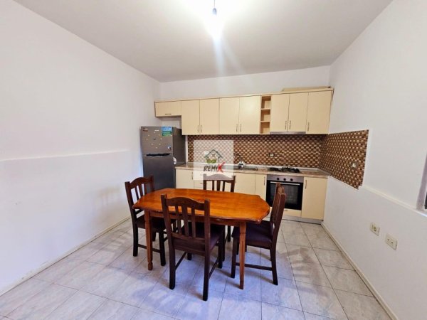 Durres, jepet me qera Vile 2+1+Aneks+Ballkon Kati 3, 350 € 