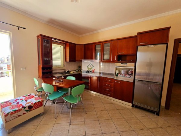 Elbasan, jepet me qera apartament 2+1+Aneks+Ballkon Kati 6, 100 m² 400 € 