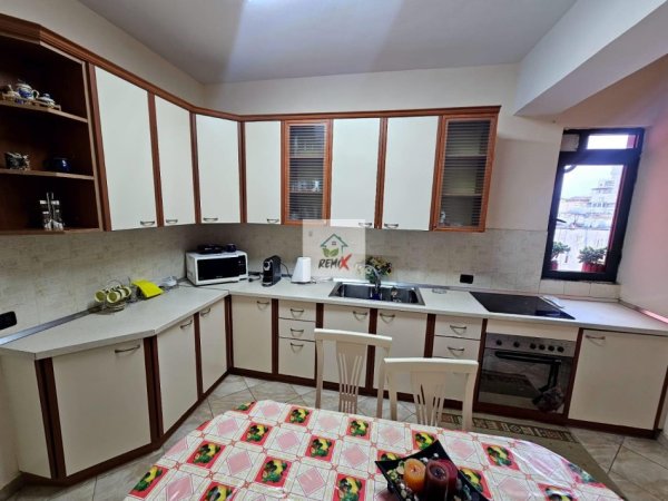 Durres, jepet me qera apartament 2+1+Aneks+Ballkon Kati 5, 120 m² 550 € 